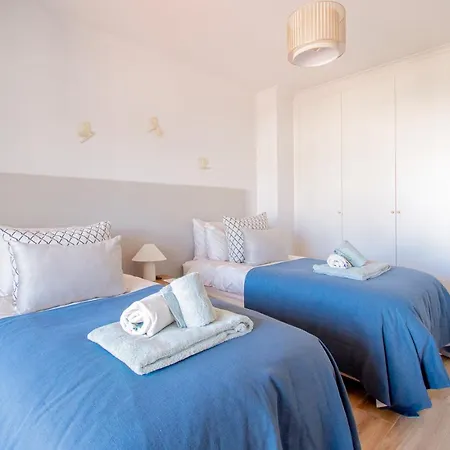 Casa Francesca, Renovated Townhouse Walking Distan Lägenhet